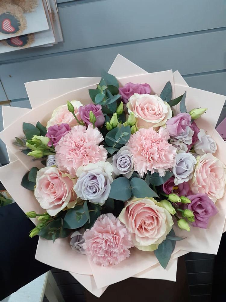 Букет цветов из: Розы, Гвоздики и Лизиантусы в Юрьеве-Польском