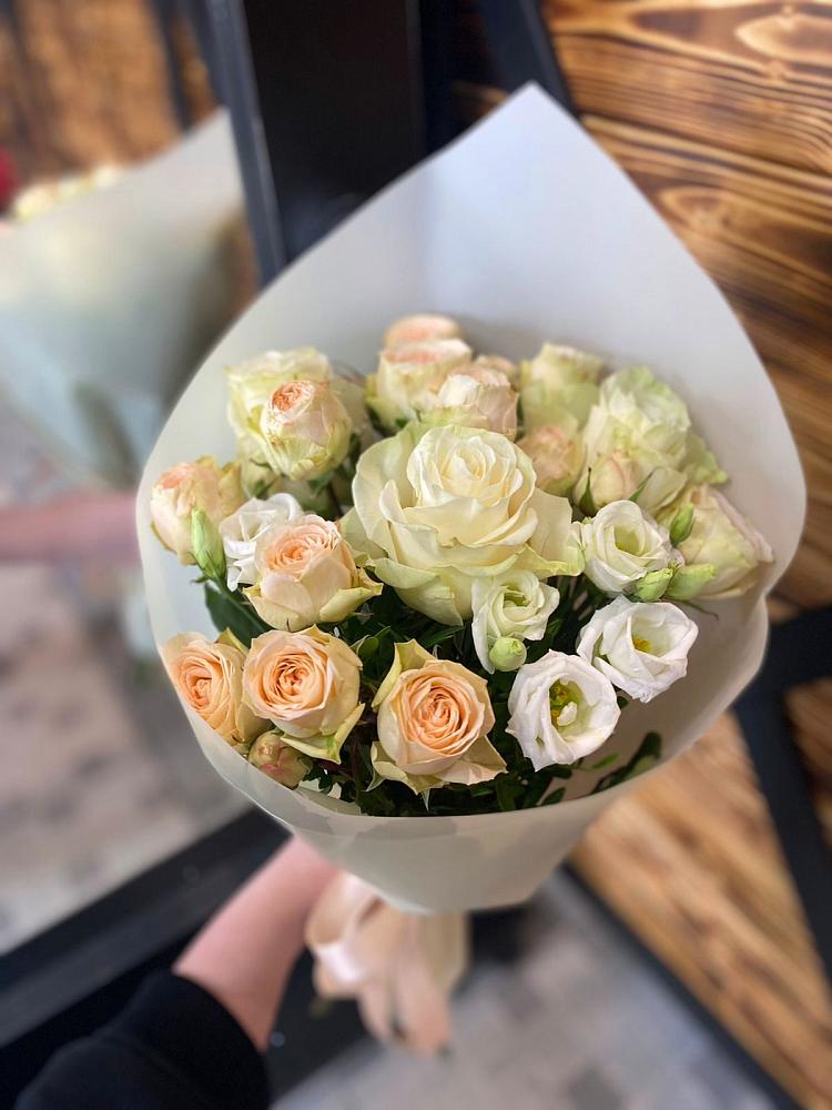 Букет цветов из: Розы и Лизиантусы в Юрьеве-Польском